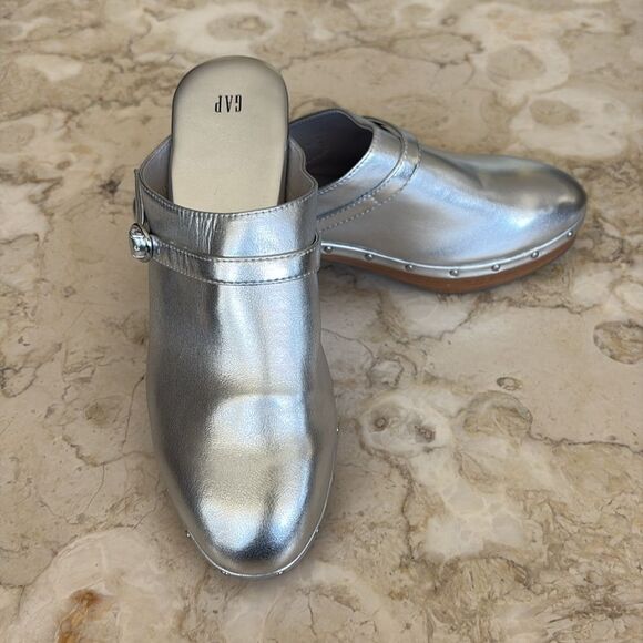 NWOT Gap Silver Faux Leather Clogs - Picture 4 of 12